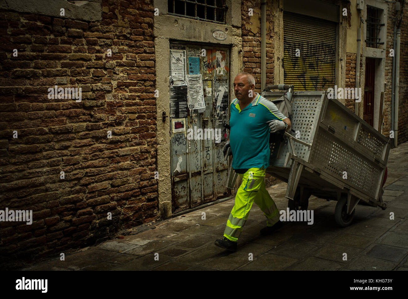 Halten Venedig ordentlich ein Venedig Stadtarbeiter sammeln den Müll in den frühen Morgenstunden. Stockfoto