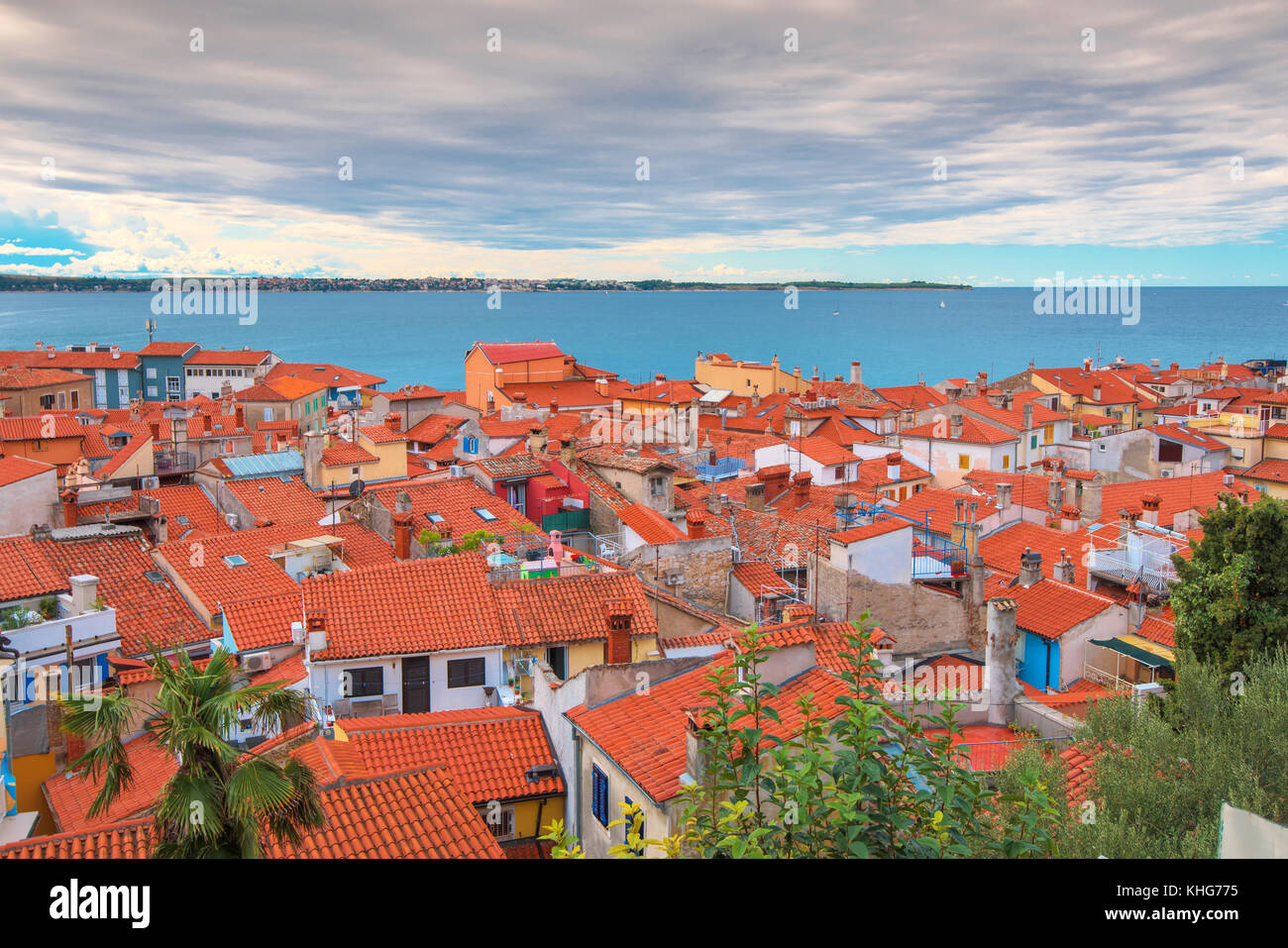 Piran, Slowenien - 3. September 2017: piran Dächer an sonnigen Sommertag. Piran ist das administrative Zentrum der slowenischen Istrien und Slowenien Stockfoto