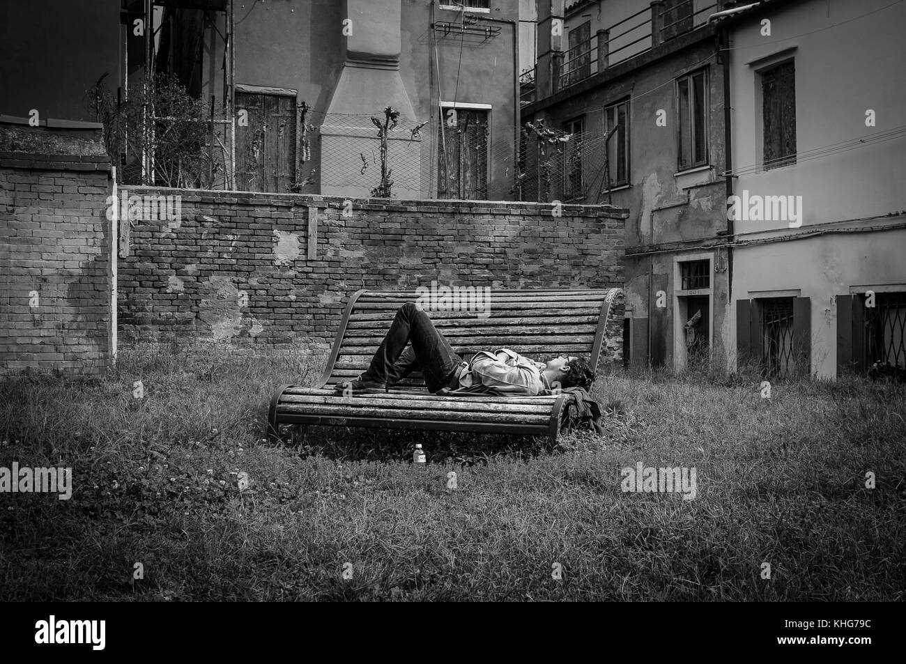 Schlafen auf einer Bank in Venedig, haben einen Nachmittag snooz in den Gassen von Venedig, mit dieser Stadt Garten, umgeben von Gebäuden Stockfoto