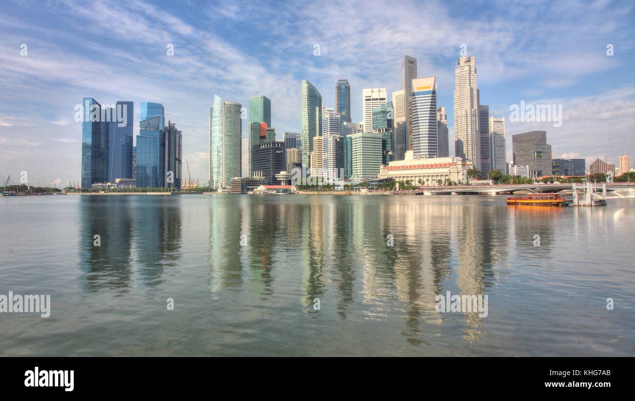 Panoramablick auf die Skyline von Singapur und der Blick auf das Geschäftsviertel Wolkenkratzer von der Marina Bay am Tag Stockfoto