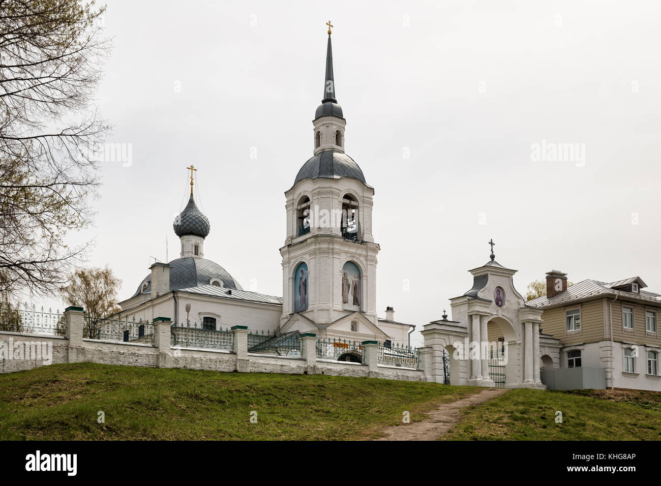 Alte Kirche von Alexander und Antonina in selische an einem bewölkten Frühling, Kostroma, Russland Stockfoto