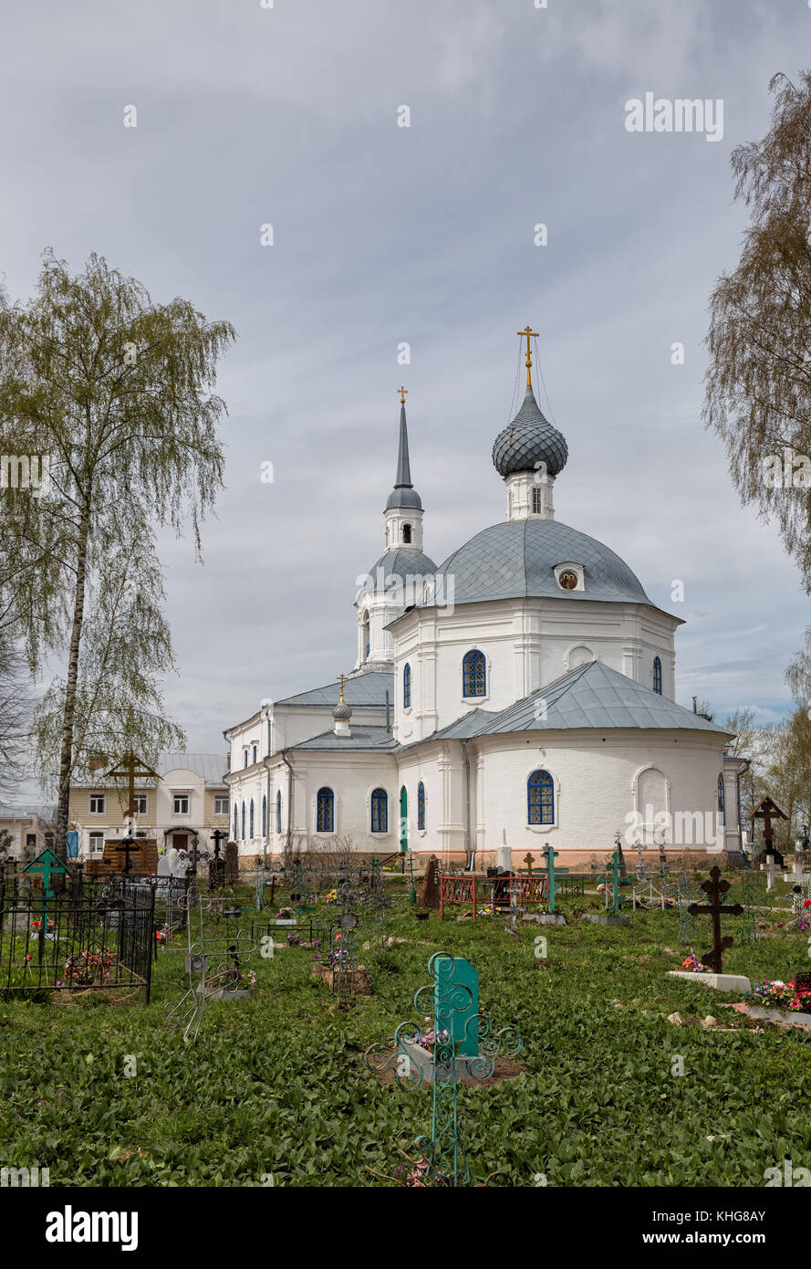 Alte Kirche von Alexander und Antonina in selische auf dem alten Friedhof, Kostroma, Russland Stockfoto