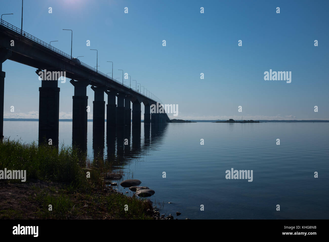 Eine der längsten Brücken Europas, die die Insel Öland mit der Stadt Kalmar verbindet Stockfoto