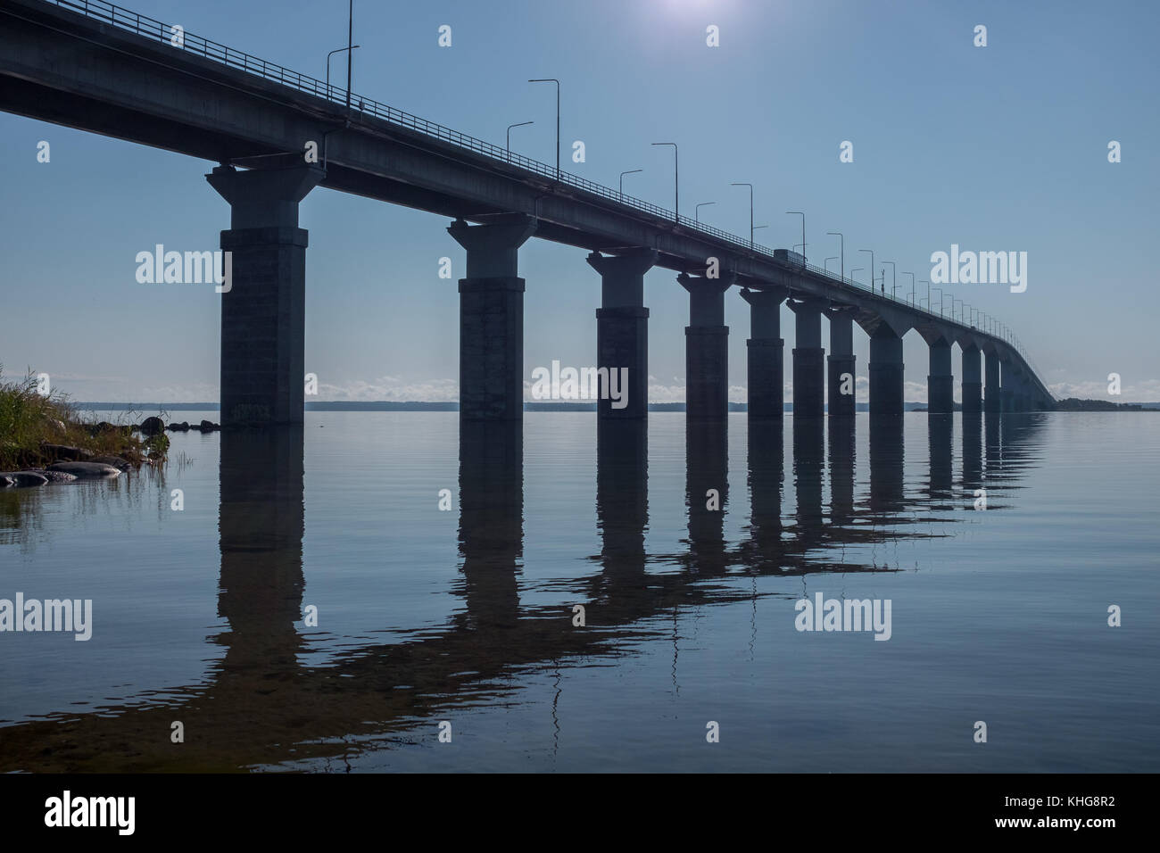 Eine der längsten Brücken Europas, die die Insel Öland mit der Stadt Kalmar verbindet Stockfoto