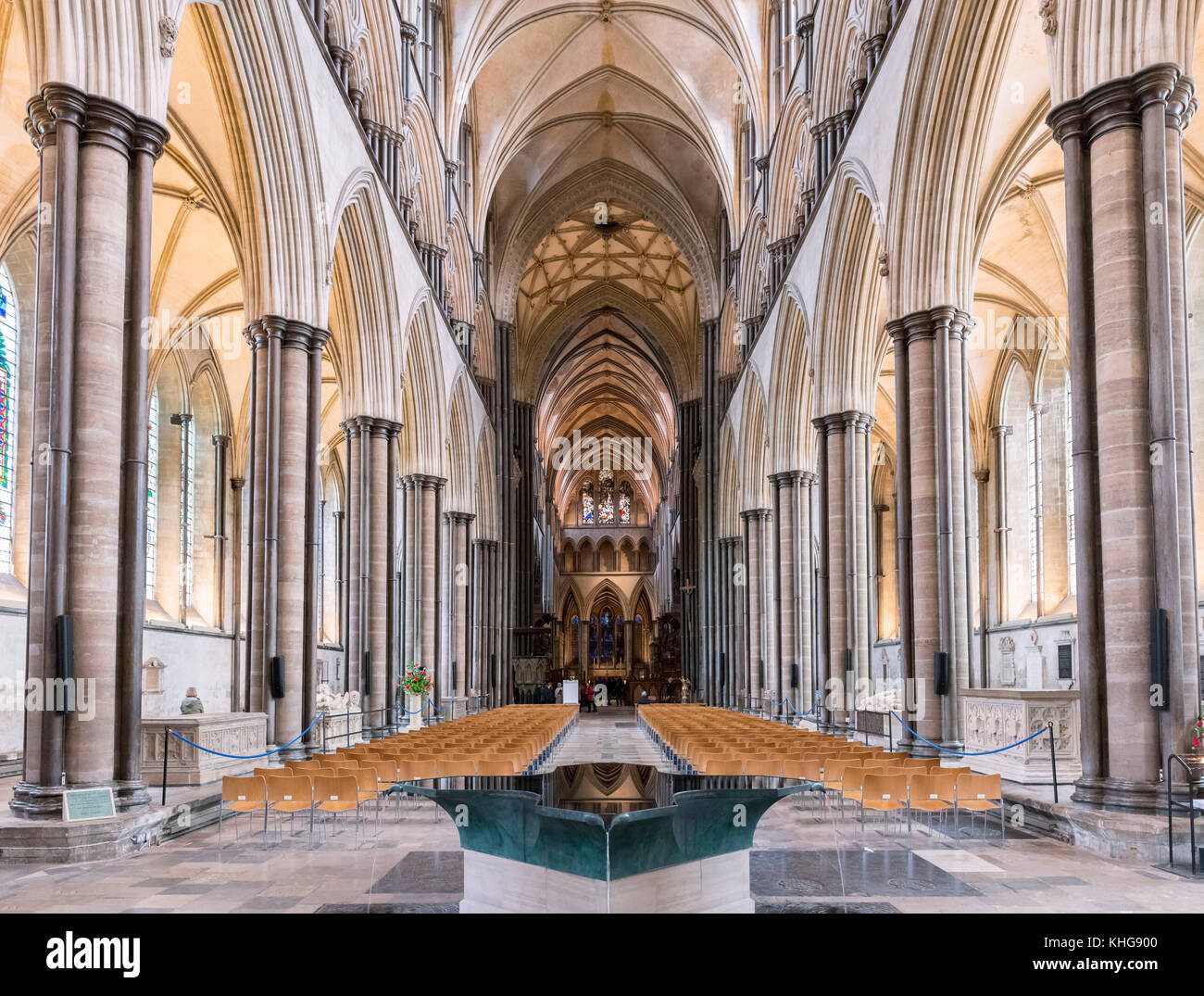 Hauptschiff der Kathedrale von Salisbury mit dem Taufbecken im Vordergrund, Salisbury, Wiltshire, England, Großbritannien Stockfoto