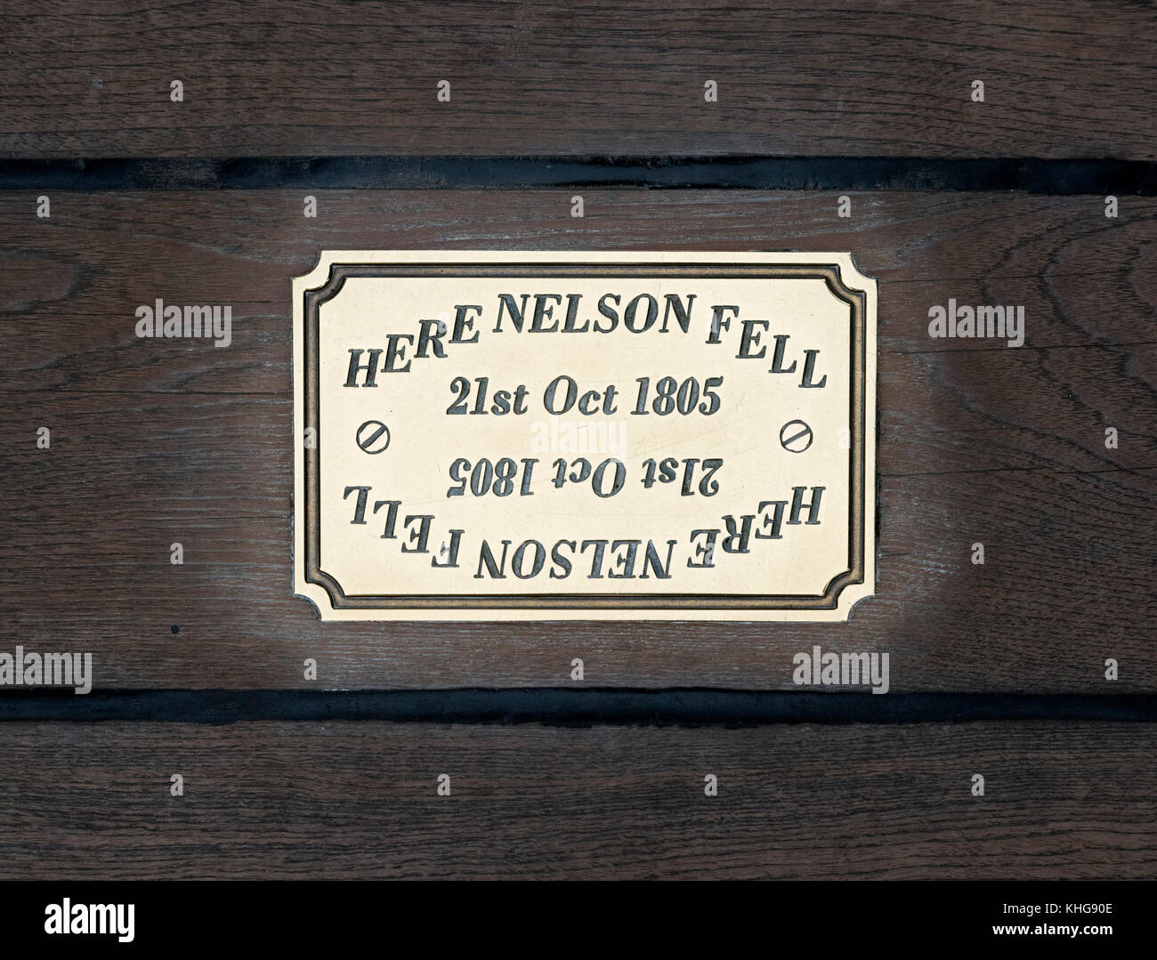 Plakette auf dem Deck der HMS Victory Kennzeichnung der Stelle, wo Admiral Lord Nelson fiel, Portsmouth Historic Dockyard, Hampshire, England, Großbritannien Stockfoto