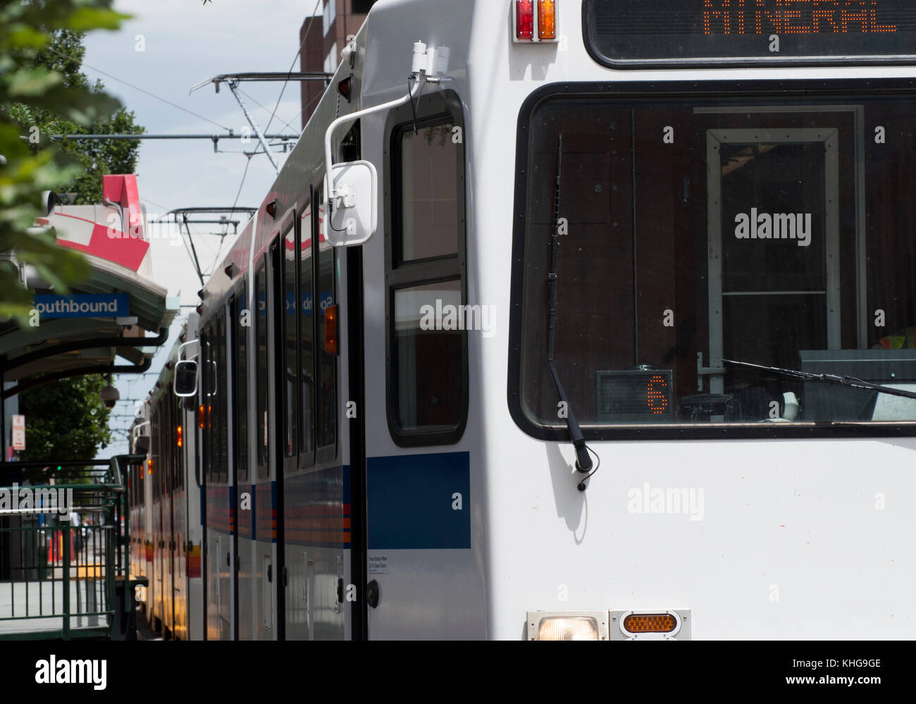 Stadtbahn an einem Bahnhof in der Innenstadt von Denver, Colorado USA Stockfoto