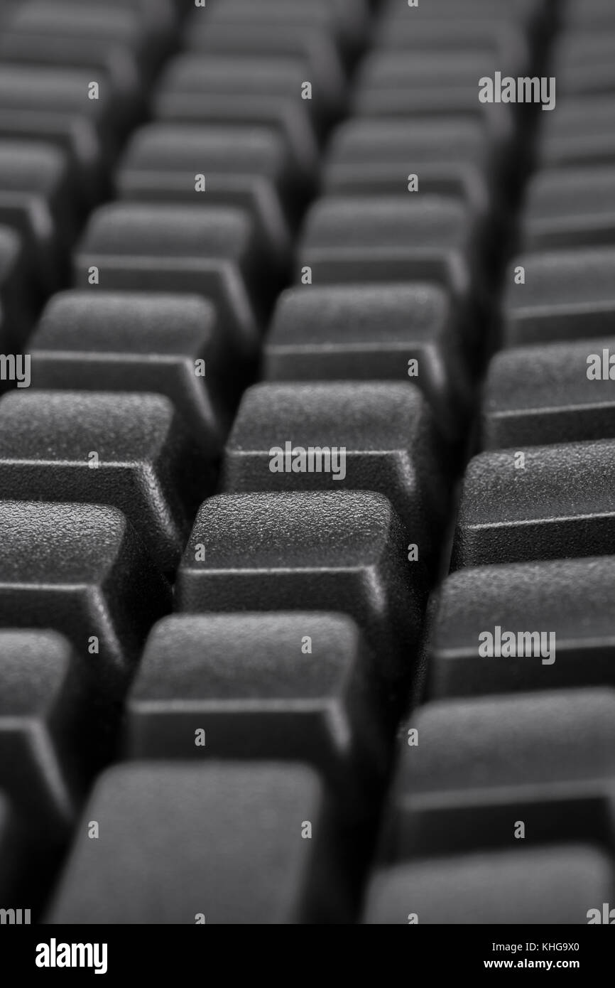 Schwarze Tastatur mit Blindfarbe QWERTY. Für Dateneingabe, E-Mail und Datenschutz, Darkweb, Daten-Cyberangriff, Technologiediebstahl in China, Cyber-Bedrohung, Hacktivismus Stockfoto