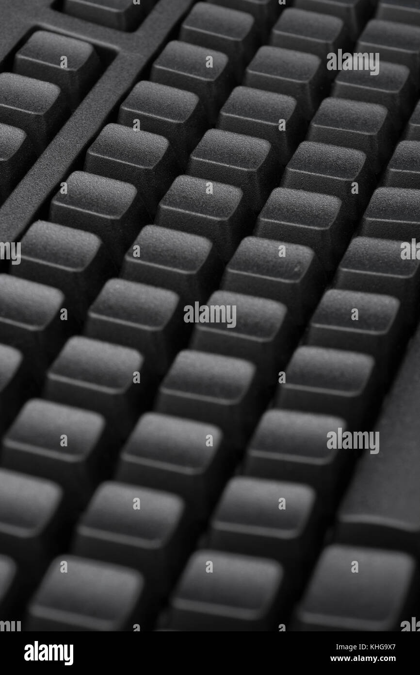 Schwarze Tastatur mit Blindfarbe QWERTY. Für Dateneingabe, E-Mail und Datenschutz, Darkweb, Daten-Cyberangriff, Technologiediebstahl in China, Cyber-Bedrohung, Hacktivismus Stockfoto