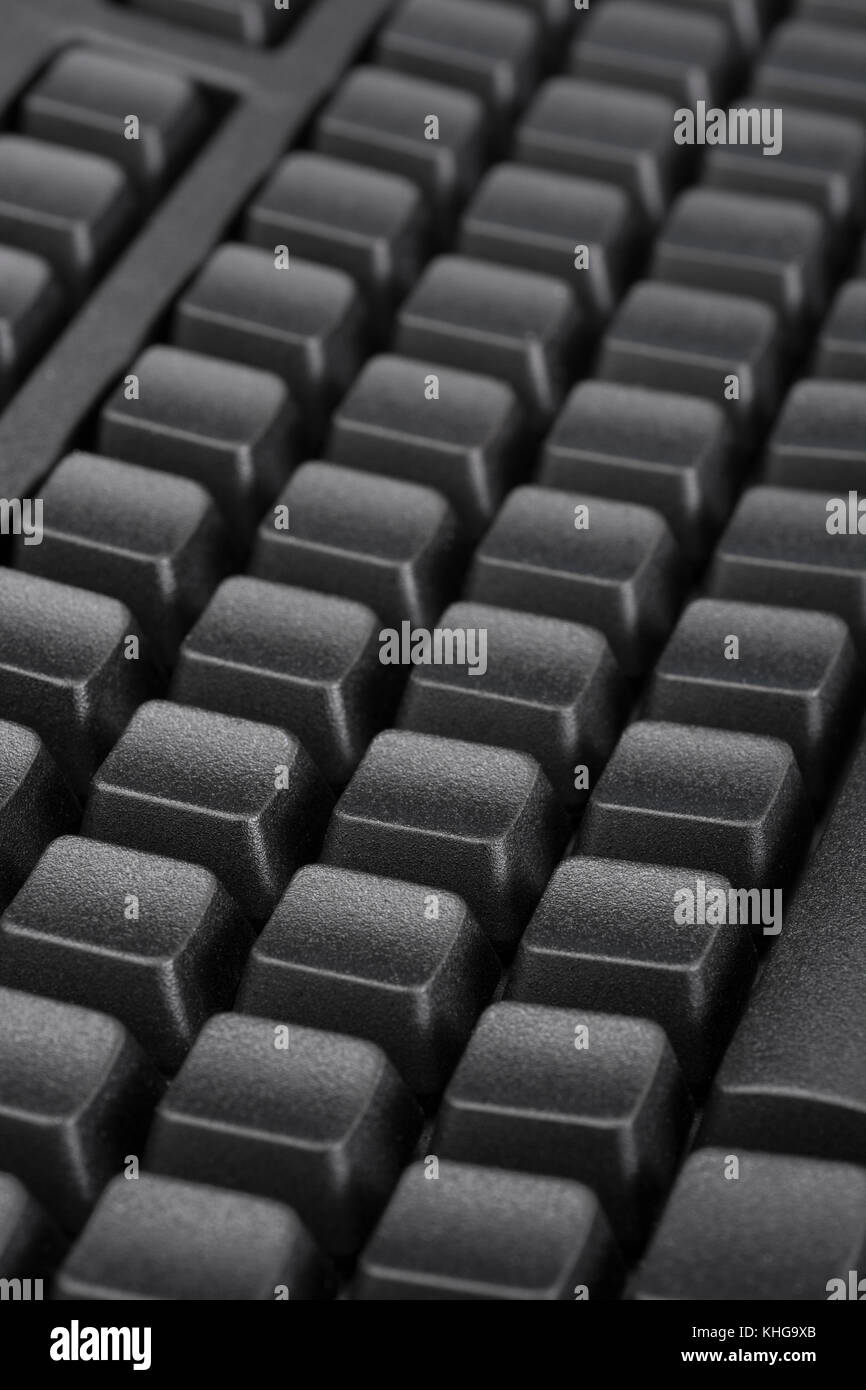 Schwarze Tastatur mit Blindfarbe QWERTY. Für Dateneingabe, E-Mail und Datenschutz, Darkweb, Daten-Cyberangriff, Technologiediebstahl in China, Cyber-Bedrohung, Hacktivismus Stockfoto