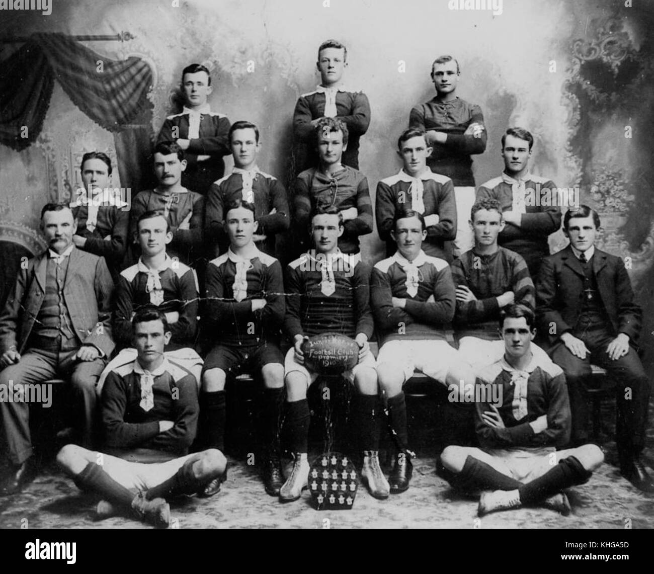Dieses Foto zeigt den Junior Native Football Club, der 1910 die Maryborough Rugby League-Premiere gewann. Das Bild repräsentiert die Rugby- und Sportgeschichte des frühen 20. Jahrhunderts in Australien. Stockfoto