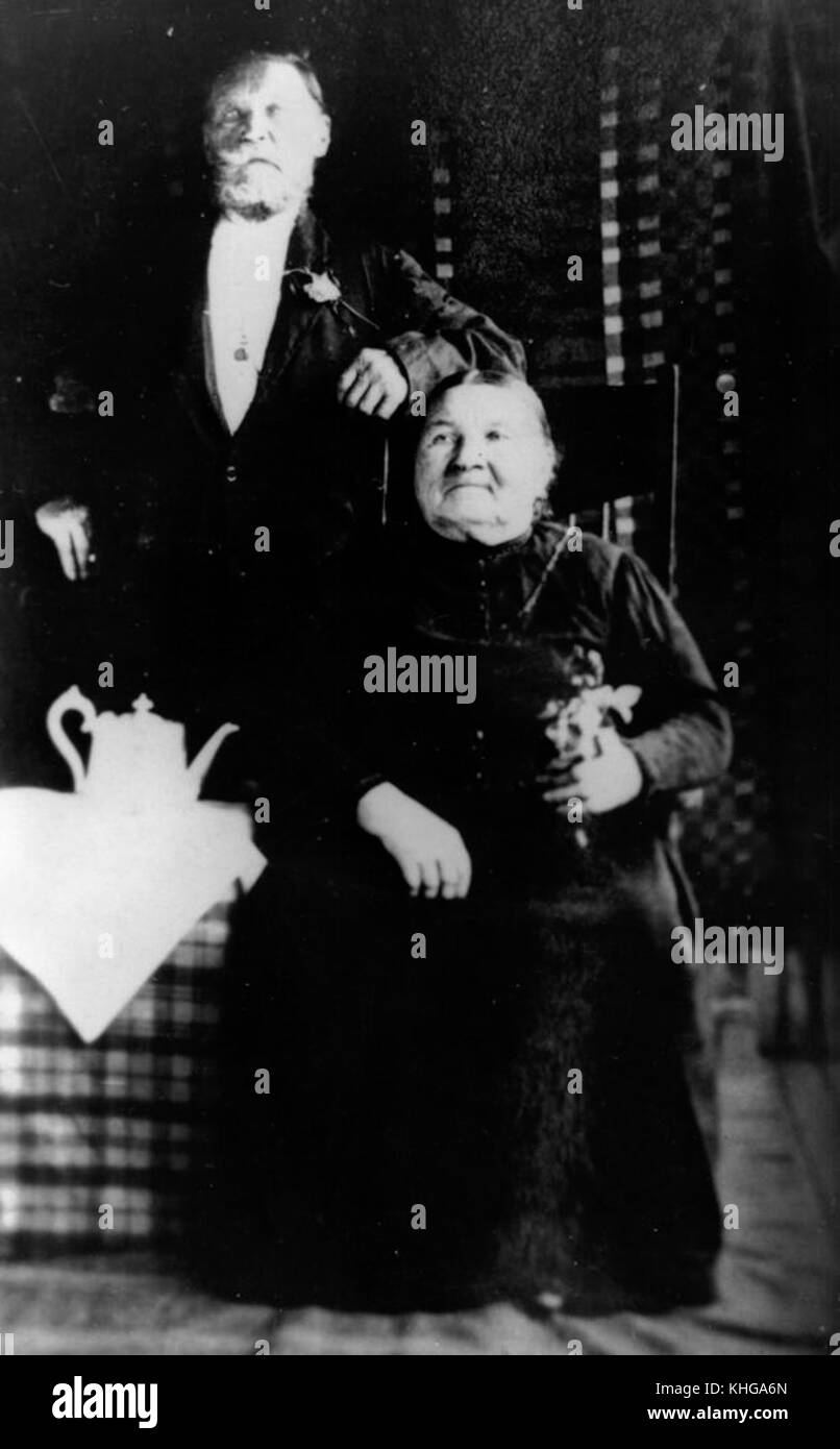 Dieses Bild zeigt George Kunowski und seine Frau Minnie, die um 1900 ihren goldenen Hochzeitstag in Peachester feiern, was ihre langjährige vereinigung und ihre historischen Meilensteine der Familie widerspiegelt. Stockfoto