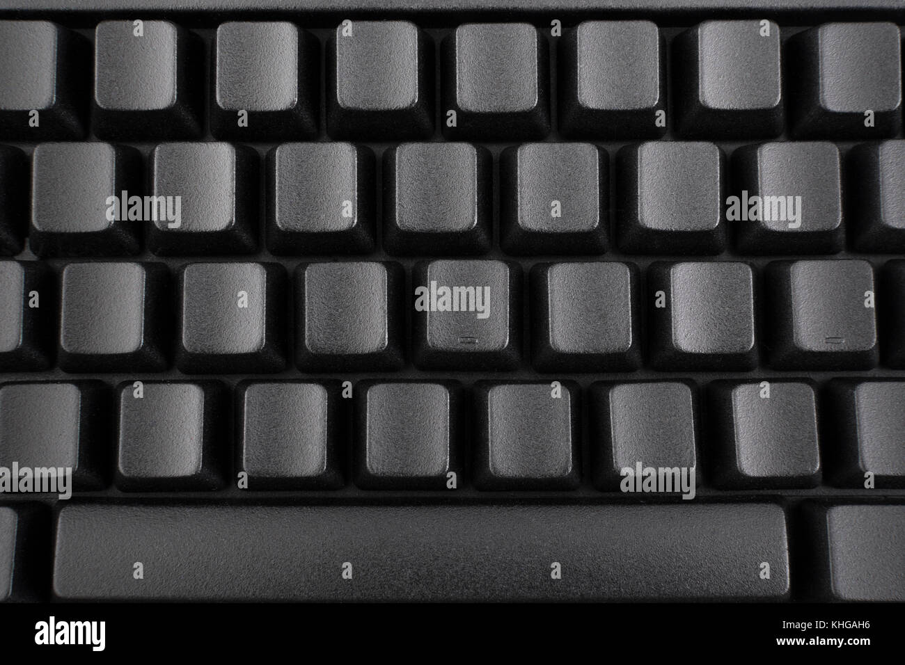 Schwarze Tastatur mit Blindfarbe QWERTY. Für Dateneingabe, E-Mail und Datenschutz, Darkweb, Daten-Cyberangriff, Technologiediebstahl in China, Cyber-Bedrohung, Hacktivismus Stockfoto