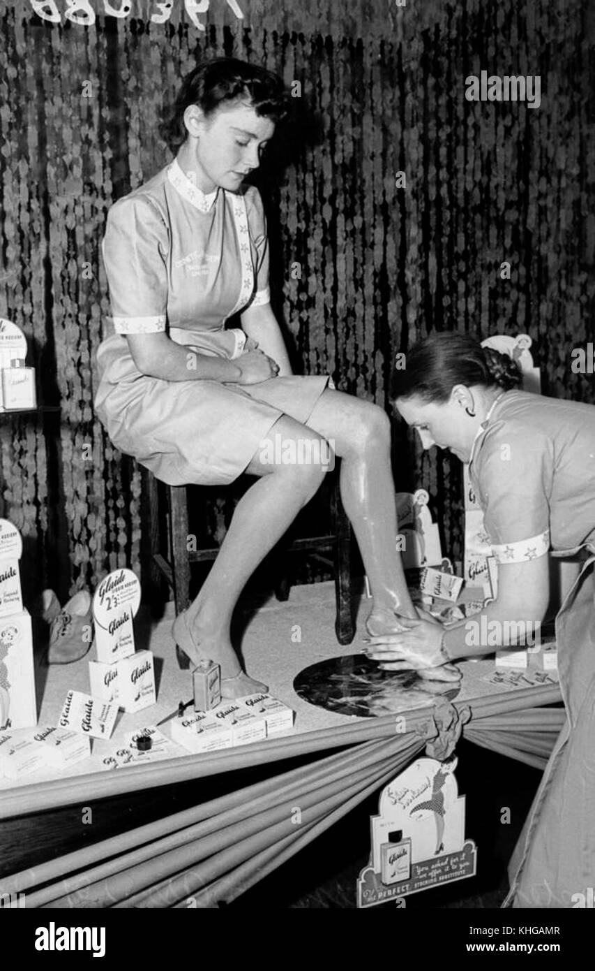2 181355 junge Dame in flüssigen Strumpfwaren, um Ihre Beine in einem Speicher, Brisbane, September 1941 Stockfoto