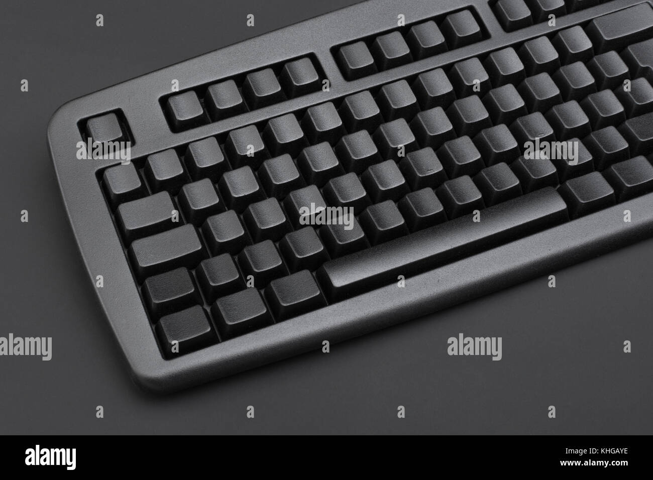 Schwarze Tastatur mit Blindfarbe QWERTY. Für Dateneingabe, E-Mail und Datenschutz, Darkweb, Daten-Cyberangriff, Technologiediebstahl in China, Cyber-Bedrohung, Hacktivismus Stockfoto