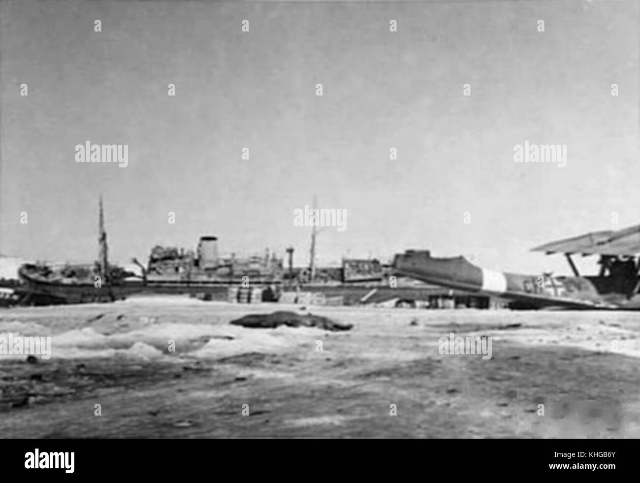 Dieses Bild zeigt die Wracks im Hafen von Mersa Matruh im Jahr 1942, das Ergebnis der Schlachten während des Zweiten Weltkriegs. Die Szene zeigt eine deutliche visuelle Darstellung der Zerstörung und der Folgen des militärischen Konflikts in Nordafrika während des Krieges. Stockfoto