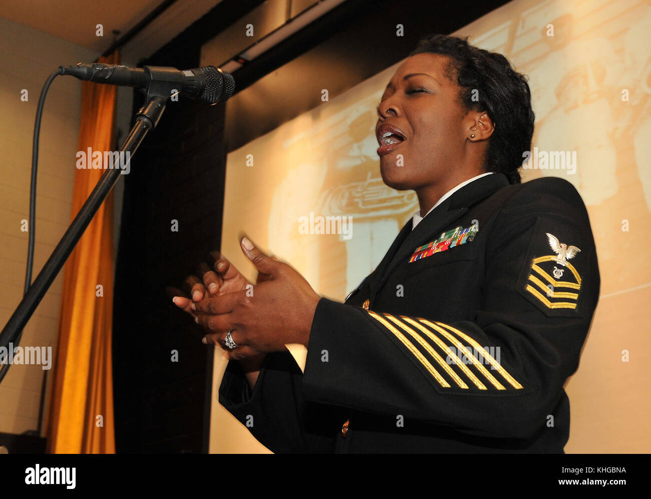 Dieses Bild, *120224-N-JP983-021*, zeigt eine militärische Operation oder eine offizielle Aktivität. Es ist Teil einer Serie, die militärische Operationen und Personal erfasst, das während des frühen 21. Jahrhunderts mit verschiedenen Aufgaben oder Aufgaben beschäftigt war. Stockfoto