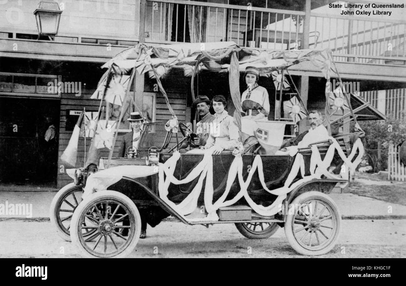Dieses historische Foto zeigt das erste Auto in Mossman, Queensland, das für die Siegesparade 1919 dekoriert wurde. Er fängt die feierliche Atmosphäre der Nachkriegszeit ein und unterstreicht die einzigartige Dekoration des Autos und die Bedeutung der Veranstaltung für die Gemeinde. Stockfoto