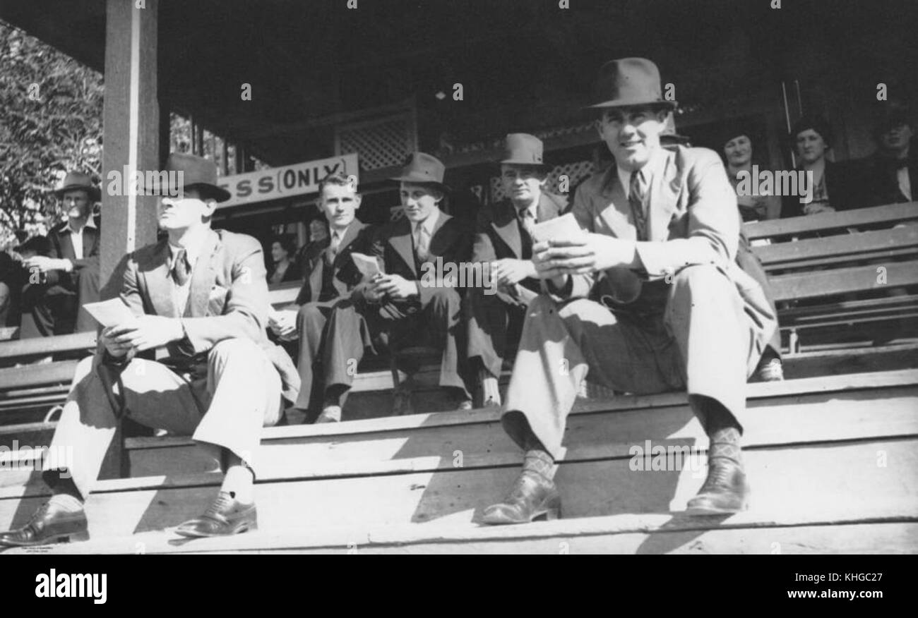 2 211868 Männer auf der Tribüne sitzen an den Rennen, 1930-1940 Stockfoto