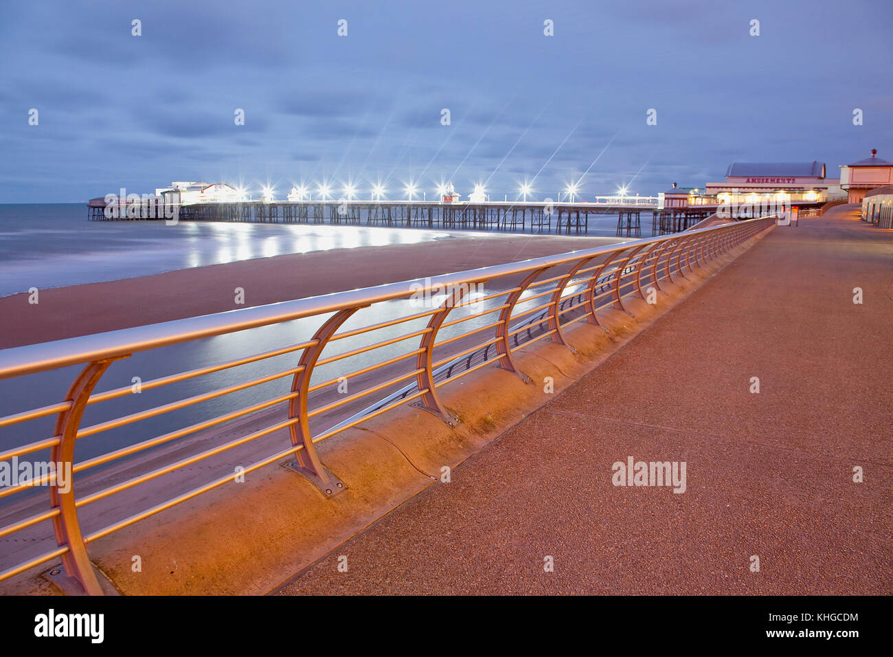 England, Lancashire, Blackpool, Strandpromenade mit North Pier in der Dämmerung beleuchtet. Stockfoto