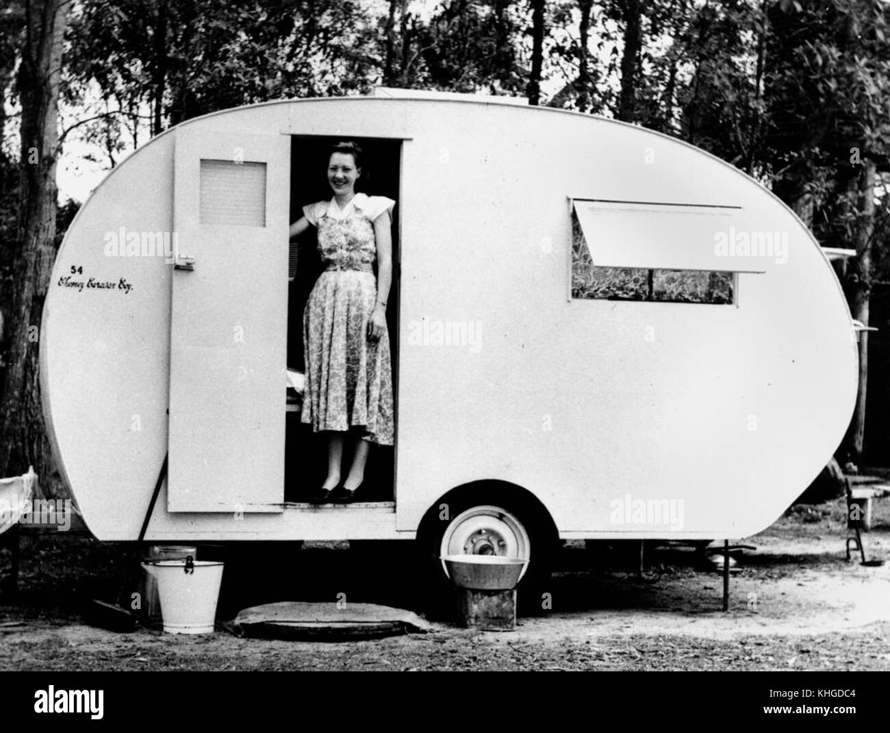 2 136178 Frau Dudley Courtman in Ihrem Chesney Caravan, 1952 Stockfoto