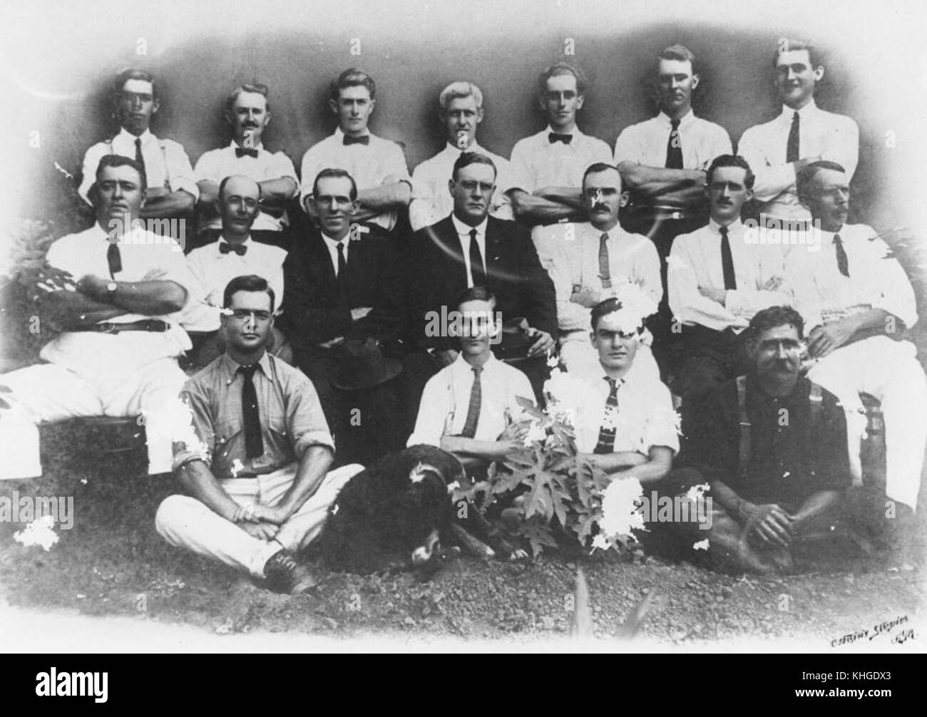 Dieses Foto aus dem Jahr 1922 zeigt die Mitarbeiter der Kalamia Zuckerfabrik in Ayr, die die Arbeitskräfte hinter der Zuckerindustrie einfangen. Es spiegelt die industrielle Arbeit des Australien des frühen 20. Jahrhunderts wider. Stockfoto