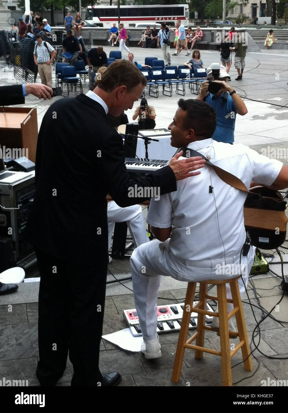 Dieses Bild, gekennzeichnet durch den Code 120824-N-HG258-108, bezieht sich wahrscheinlich auf ein militärisches oder offizielles Foto, das ein bedeutendes Ereignis oder Thema im Zusammenhang mit nationaler Verteidigung oder Regierungsangelegenheiten darstellt. Stockfoto