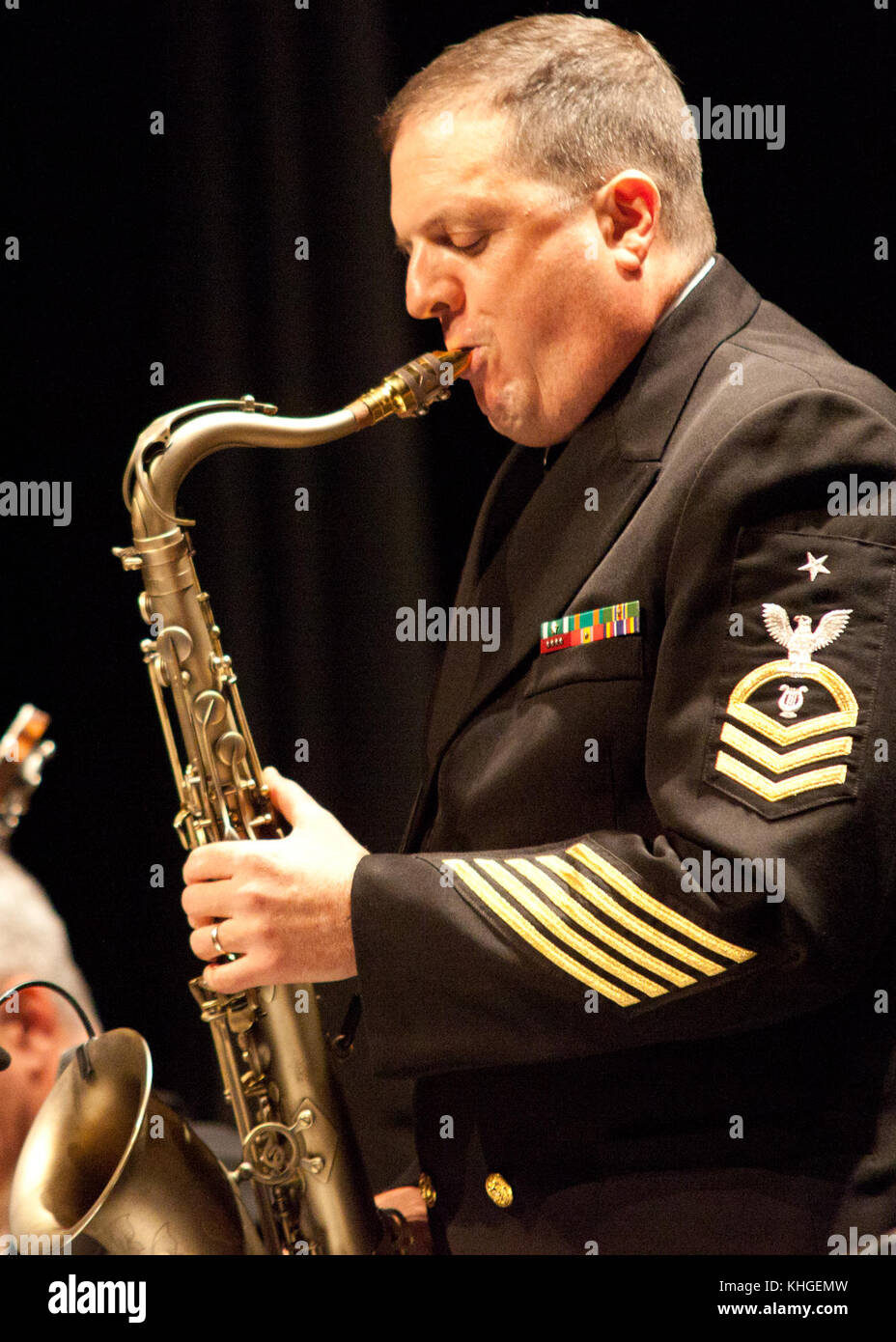 Ein Militärfoto mit dem Titel 121005-N-AI329-018, das eine Szene im Zusammenhang mit militärischen Operationen darstellt, die während eines dokumentierten Ereignisses aufgenommen wurde. Stockfoto