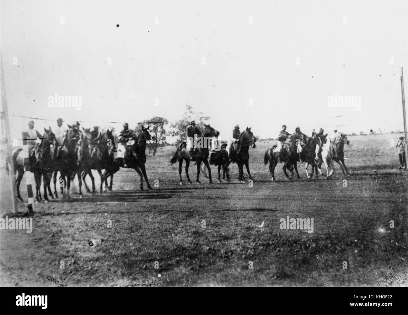 Dieses historische Foto aus der Zeit um 1890 zeigt eine lebhafte Szene bei den Rennen in Winton, Queensland. Das Bild fängt die Energie und Spannung der Veranstaltung ein, mit Zuschauern und Pferderennen im Vordergrund, die das gesellschaftliche Leben in Australien Ende des 19. Jahrhunderts veranschaulichen. Stockfoto