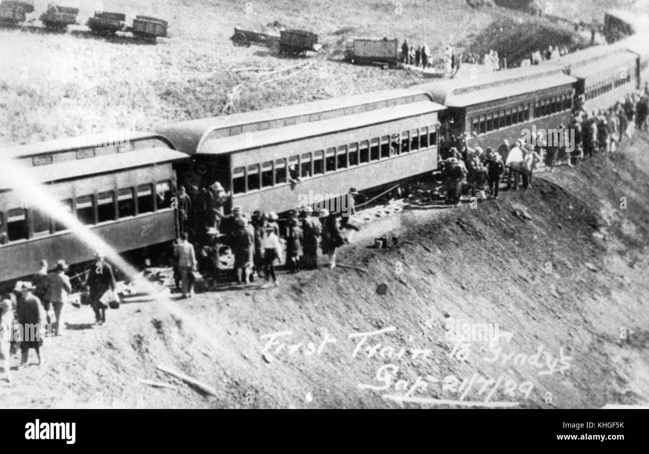1 151619 Passagiere aussteigen aus dem ersten Zug nach Grady's Lücke auf dem Brisbane nach Sydney, 1929 Stockfoto