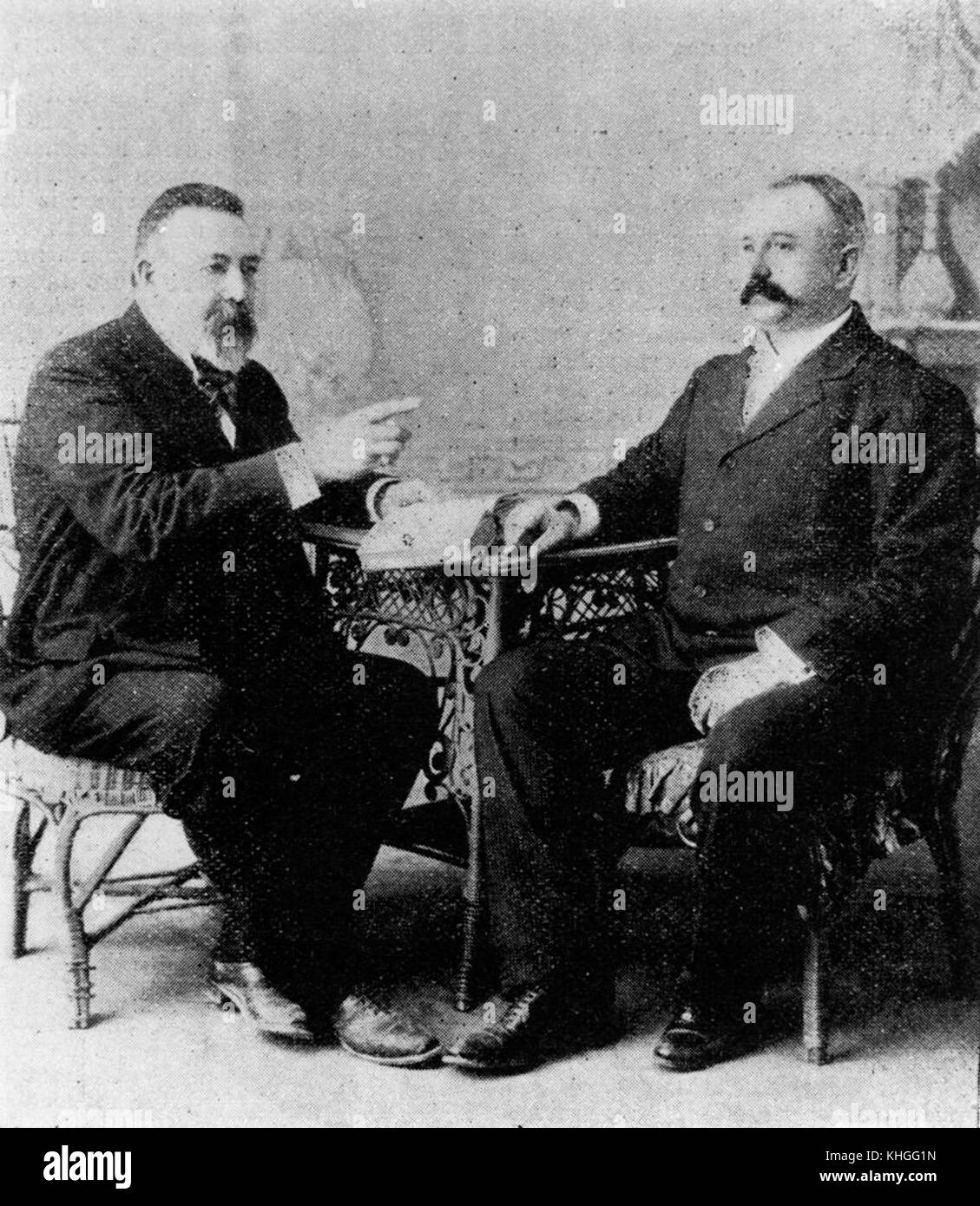 2 91448 Zwei berühmte nördliche sporting identies Fred Johnson und Tom Lowth, diskutieren racing Gesetz, 1905 Stockfoto