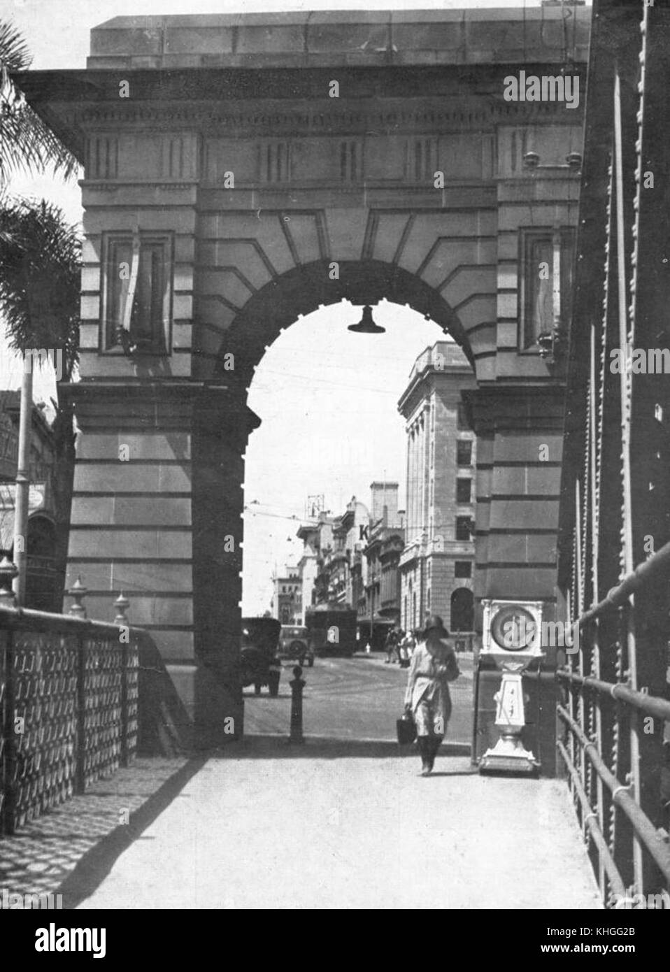 1 153771 Blick durch den Torbogen auf Victoria Bridge in Richtung Queen Street, Brisbane, 1931 Stockfoto