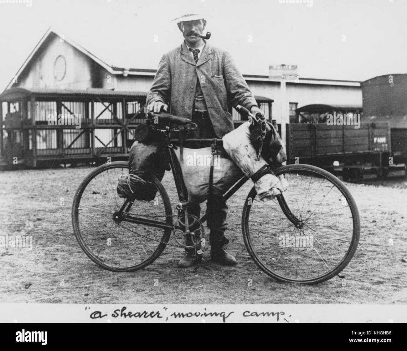 2 105358 157815 Menschen unterwegs mit seinem Eigentum stand neben einem Fahrrad, 1900-1910 Stockfoto