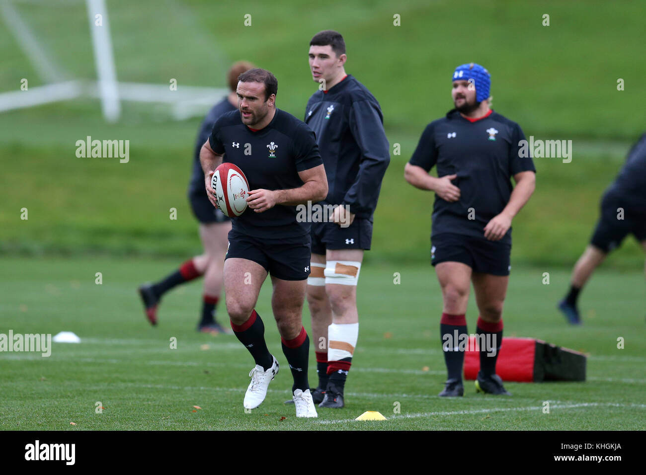 Cardiff, Großbritannien. 16 Nov, 2017. Jamie Roberts, die Wales Rugby Spieler (c) während der Wales Rugby Team Training im Vale Resort Hotel in hensol, in der Nähe von Cardiff, South Wales am Donnerstag, den 16. November 2017. Das Team bereitet sich auf den Herbst internationale Reihe Spiel gegen Georgien dieses Wochenende. pic von der Credit: Andrew Obstgarten/alamy leben Nachrichten Stockfoto