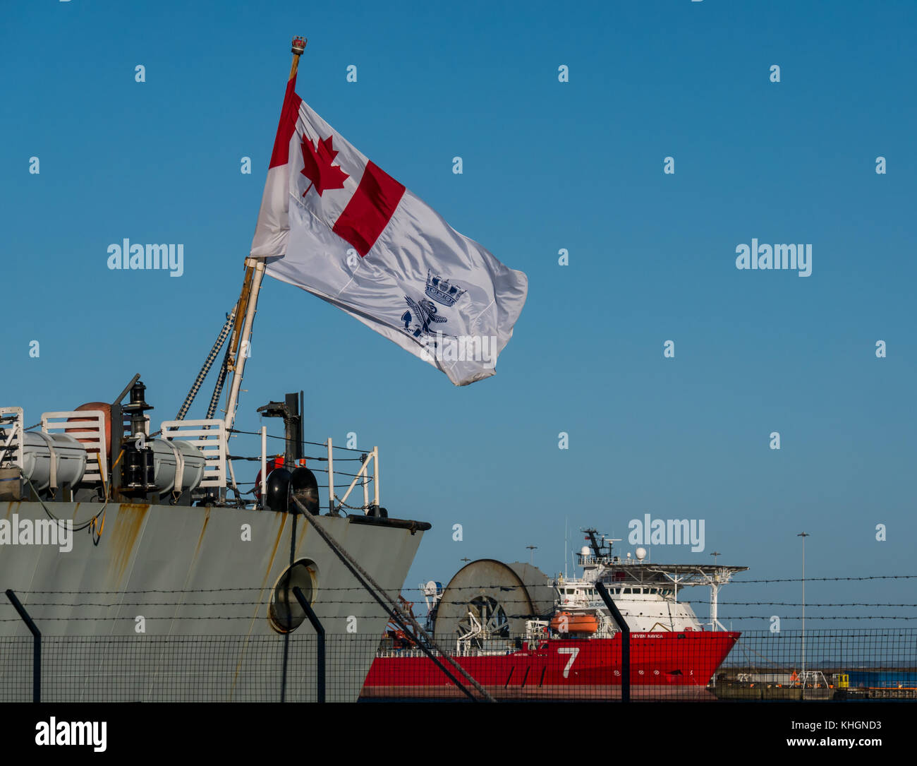 Eingang Becken, Leith Harbour, Edinburgh, Schottland, Vereinigtes Königreich. 16 Nov, 2017. Montreal ist eine Halifax Klasse Fregatte in der Kanadischen Marine als Teil der Standing Naval Force Atlantic (STANAVFORLANT), einen kostenlosen Besuch in Schottland und Fliegen Der kanadische Maple Leaf Flag auf seinen Stern auf einer sonnigen blauen Himmel Herbst Tag Stockfoto