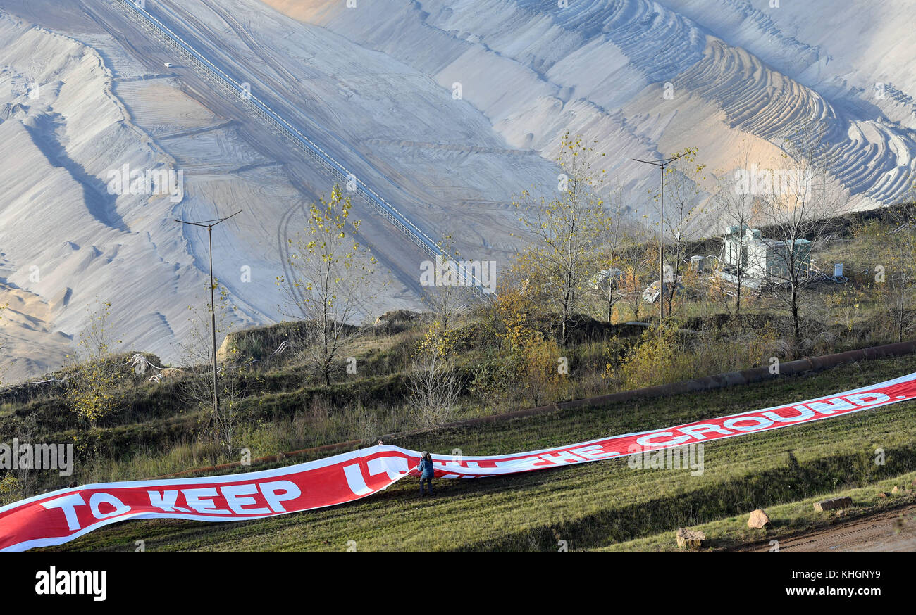 Kerpen, Deutschland. November 2017. Aktivisten der Junipa-Gruppe (Jugendnetzwerk für politische Demonstrationen), die am 17. November 2017 im Hambacher Bergwerk bei Kerpen ein Banner mit der Aufschrift „es ist an uns, es im Boden zu halten“ legen. Quelle: Henning Kaiser/dpa/Alamy Live News Stockfoto