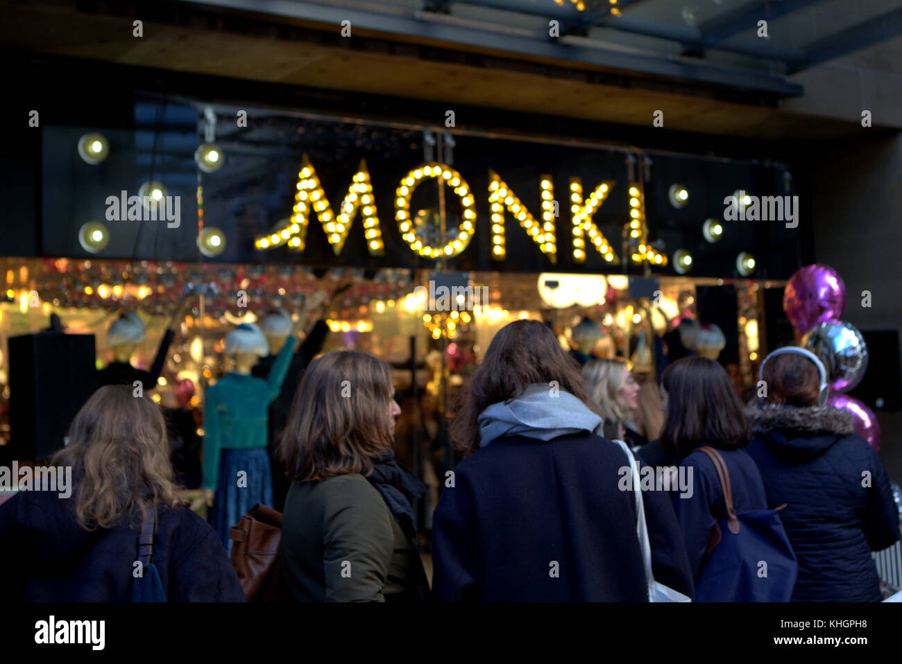 Glasgow, Schottland, Großbritannien 17. Nov, 2017. Modemarke monki startet erste schottische Store auf Warteschlangen, um den Block auf die Buchanan Street Style Meile. Credit gerard Fähre / alamy Nachrichten Stockfoto