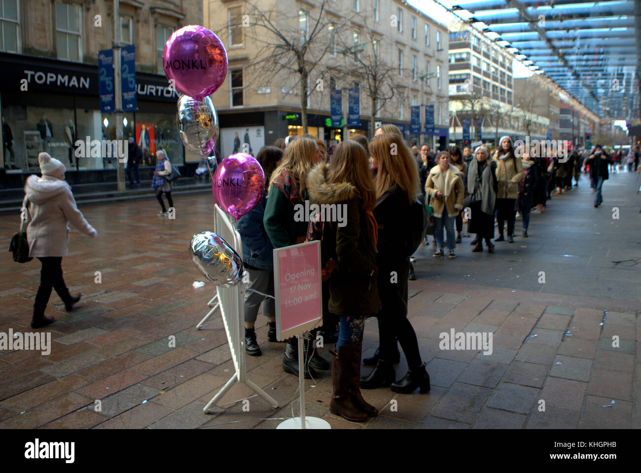 Glasgow, Schottland, Großbritannien 17. November 2017. Die Modemarke Monki eröffnet den ersten schottischen Laden, der sich um den Block in der Buchanan Street, der Style Mile, anstellt. Credit Gerard Ferry/Alamy News Stockfoto