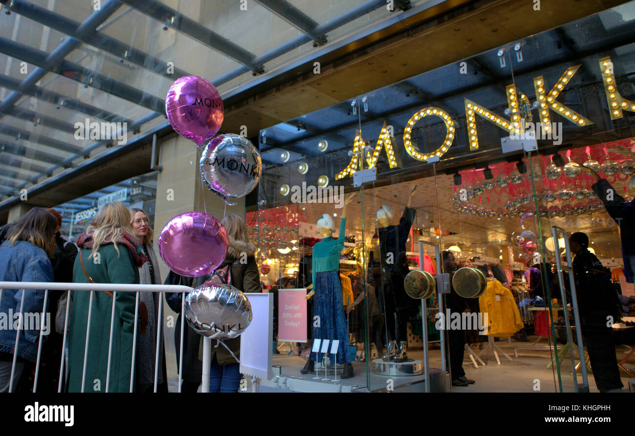 Glasgow, Schottland, Großbritannien 17. November 2017. Die Modemarke Monki eröffnet den ersten schottischen Laden, der sich um den Block in der Buchanan Street, der Style Mile, anstellt. Credit Gerard Ferry/Alamy News Stockfoto