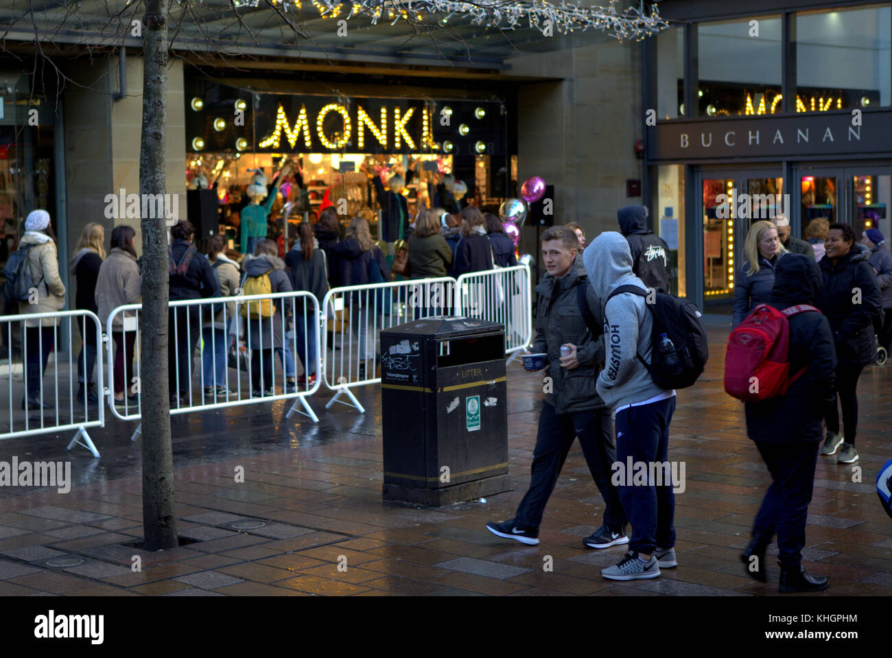 Glasgow, Schottland, Großbritannien 17. November 2017. Die Modemarke Monki eröffnet den ersten schottischen Laden, der sich um den Block in der Buchanan Street, der Style Mile, anstellt. Credit Gerard Ferry/Alamy News Stockfoto