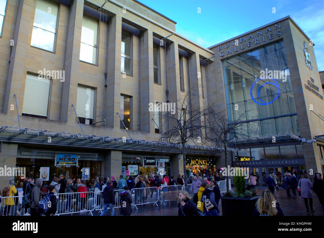 Glasgow, Schottland, Großbritannien 17. November 2017. Die Modemarke Monki eröffnet den ersten schottischen Laden, der sich um den Block in der Buchanan Street, der Style Mile, anstellt. Credit Gerard Ferry/Alamy News Stockfoto