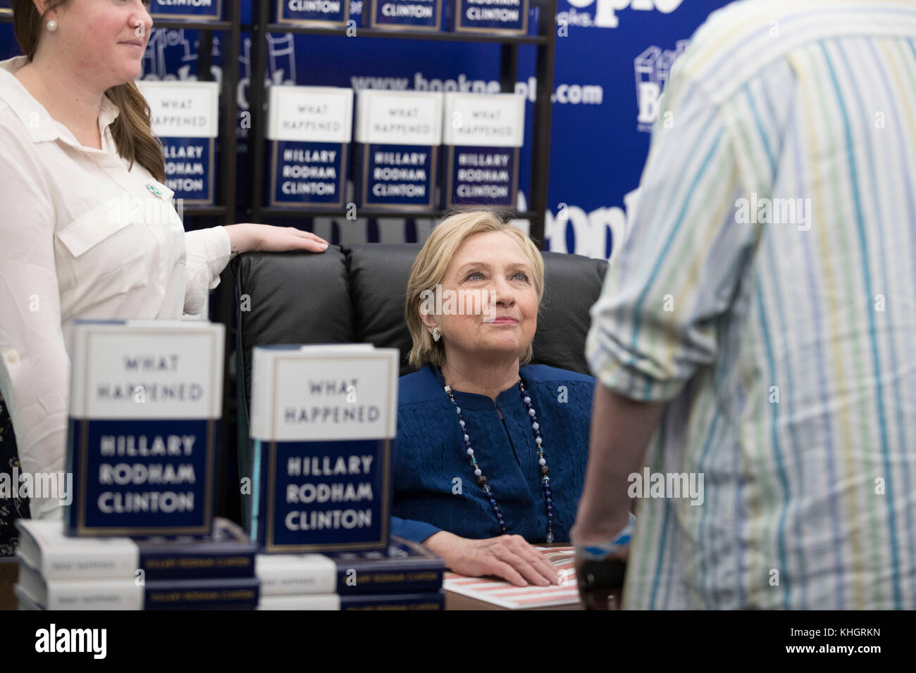 Ehemalige First Lady, Staatssekretär und demokratischen Präsidentschaftskandidaten Hillary Rodham Clinton grüßt Verehrer und Schilder Bücher als fördert sie ihr neues Buch, "was geschah" während einer Schwingen durch Austin, Texas, auf eine nationale Tour. Das Buch schildert die Schwächen ihrer Kampagne 2016 gegen Donald Trump. Stockfoto