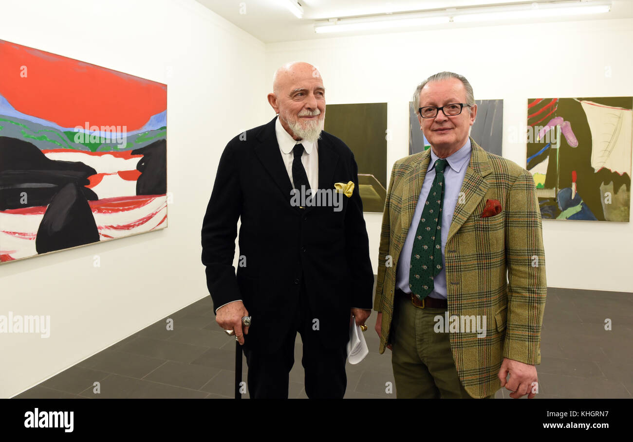 Bernd Koberling (R), der als einer der bedeutendsten Landschaftsmaler der Gegenwart gilt, steht vor einem Plakat für seine Ausstellung "Bernd Koberling Werke 1963-2017" mit seinem Freund und Künstler Markus Luepertz in Duisburg, Deutschland, am 16. November 2017. Seine bislang umfangreichste Retrospektive umfasst 85 Gemälde aus sechs Jahrzehnten. Die Ausstellung ist bis zum 28. Januar 2018 zu sehen. Foto: Horst Ossinger/dpa Stockfoto