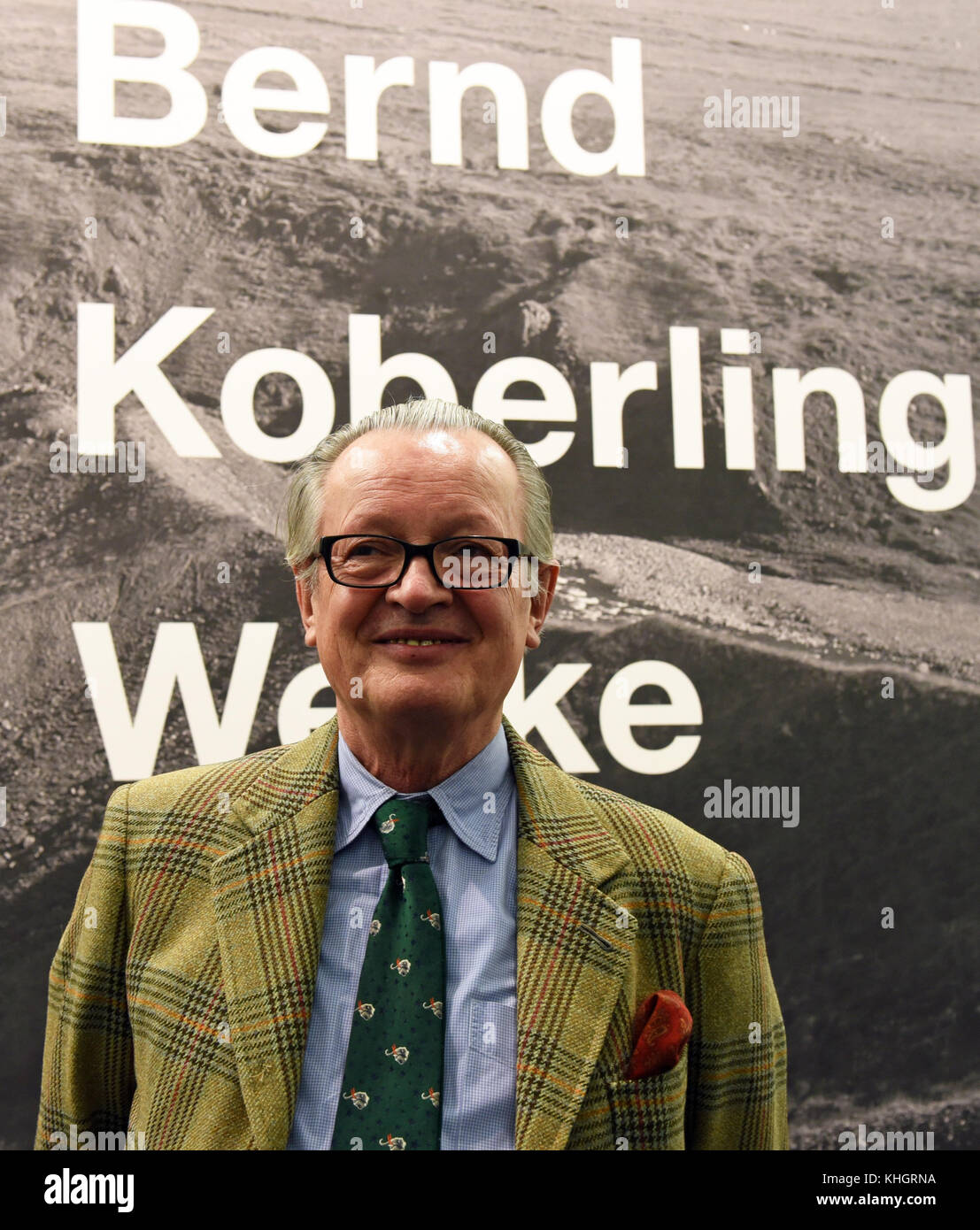 Bernd Koberling, der als einer der bedeutendsten zeitgenössischen Landschaftsmaler gilt, stand vor einem Poster für seine Ausstellung „Bernd Koberling Works 1963-2017“ in Duisburg, Deutschland, 16. November 2017. Seine bisher umfangreichste Retrospektive umfasst 85 Gemälde aus sechs Jahrzehnten. Die Ausstellung ist bis zum 28. Januar 2018 zu sehen. Foto: Horst Ossinger/dpa Stockfoto