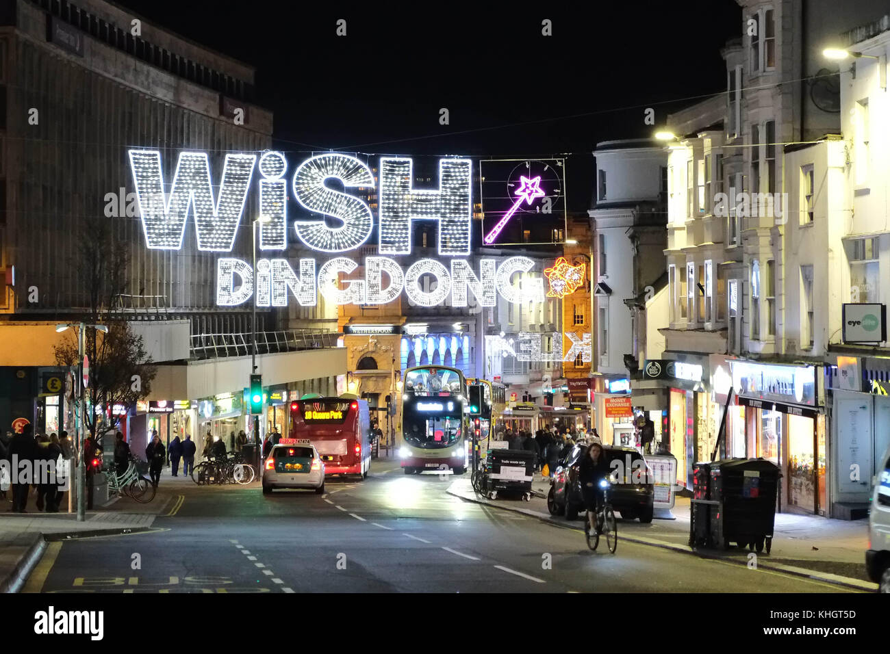 Brighton, Großbritannien. 17.. November 2017. In Brighton East Sussex beginnt die Weihnachtseinkaufssaison mit den festlichen Lichtern, die mit fröhlichen Worten in den Lichtern über der North Street in der Stadt angestacheln sind. Kredit: Nigel Bowles/Alamy Live Nachrichten Stockfoto