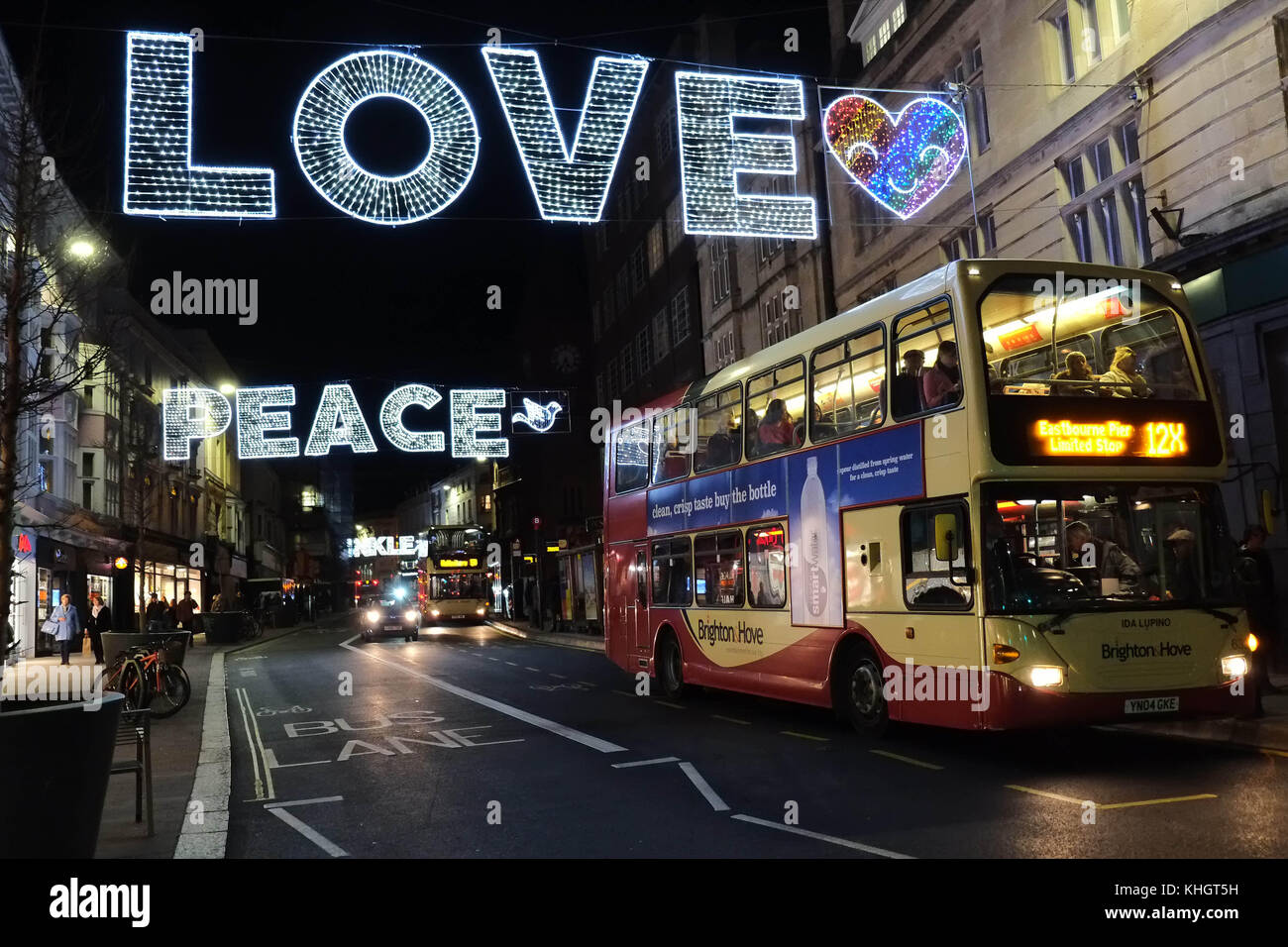 Brighton, Großbritannien. 17.. November 2017. In Brighton East Sussex beginnt die Weihnachtseinkaufssaison mit den festlichen Lichtern, die mit fröhlichen Worten in den Lichtern über der North Street in der Stadt angestacheln sind. Kredit: Nigel Bowles/Alamy Live Nachrichten Stockfoto