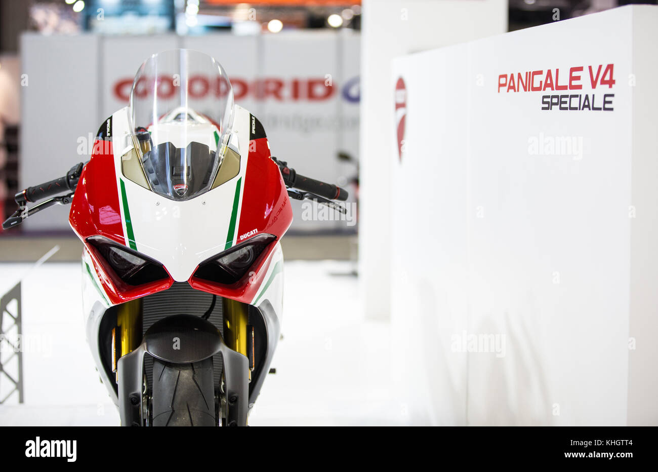 Birmingham, Großbritannien. 18 Nov, 2017. Die brandneue Ducati Panigale V4, die an der EICMA auf dem Display auf der Öffentlichkeit vorgestellt wurde. Seine der italienischen Marke die erste Messe vier Zylinder Motorrad produziert. Credit: Steven roe/Alamy leben Nachrichten Stockfoto