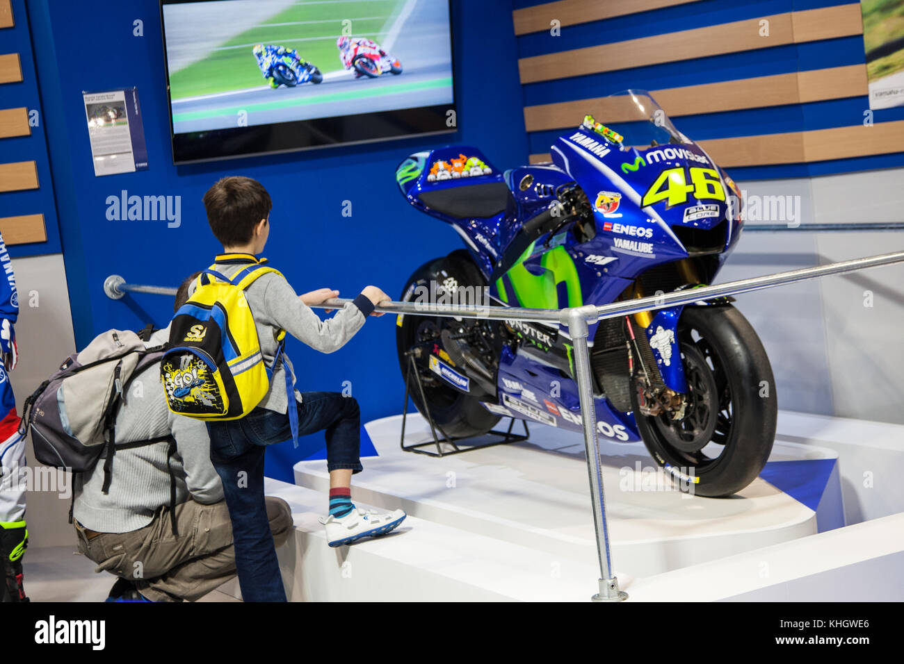 Ein Vater und sein Sohn sich Valentino Rossi Yamaha MotoGP-Bike am Motorrad Live Credit: Steven roe/Alamy leben Nachrichten Stockfoto