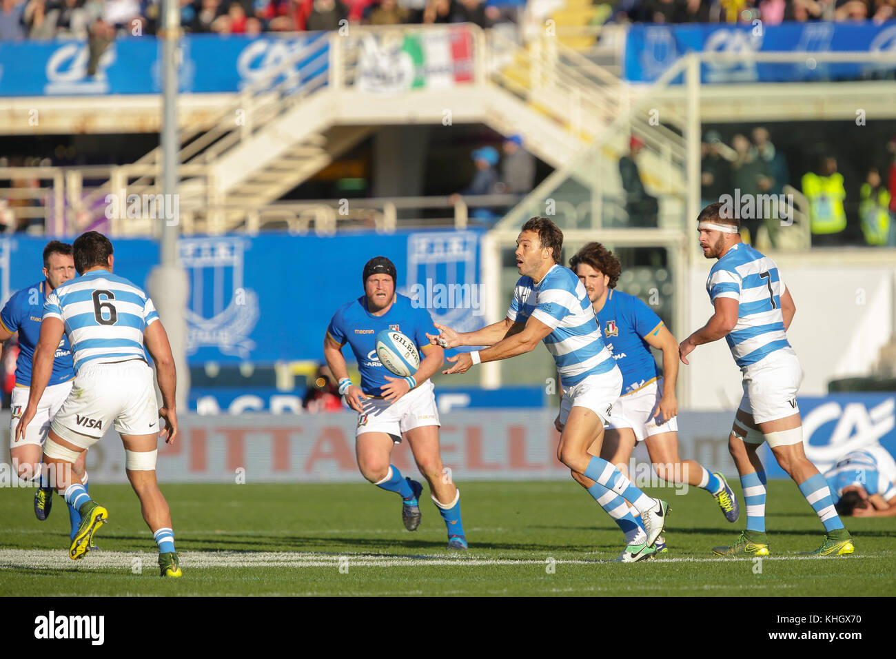 Firenze, Italien. 18. November 2017. Argentinien fliegen die Hälfte Juan Martìn Hernàndez passt den Ball in die internationale November Test Match zwischen Italien und Argentinien. Massimiliano Carnabuci/Alamy leben Nachrichten Stockfoto