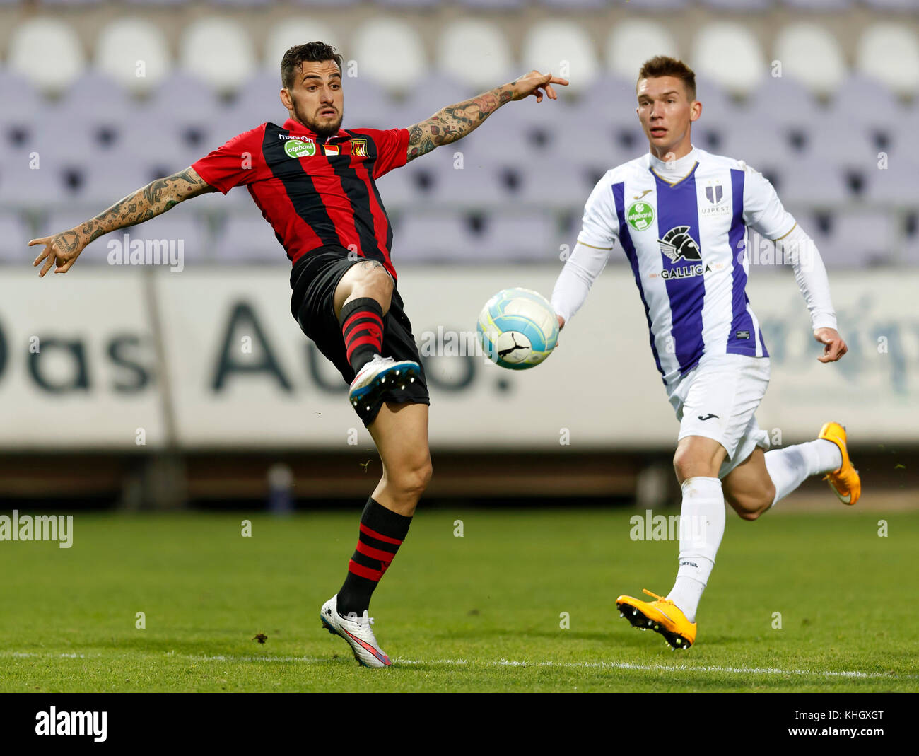 Budapest, Ungarn. 18 Nov, 2017. Davide lanzafame (l) von Budapest honved gewinnt die Kugel von bence pavkovics (r) Der-fc während die ungarische OTP Bank Liga Match zwischen-fc und Budapest Honved im Szusza Ferenc Stadion am 18. November 2017 in Budapest, Ungarn. Credit: Laszlo szirtesi/alamy leben Nachrichten Stockfoto